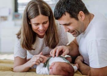 Padres en paro con su bebé acogidos a la ayuda por nacimiento de 19 semanas.