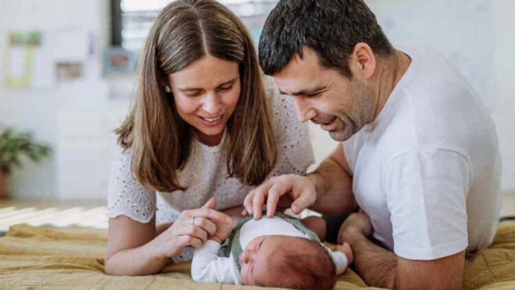 Padres en paro con su bebé acogidos a la ayuda por nacimiento de 19 semanas.