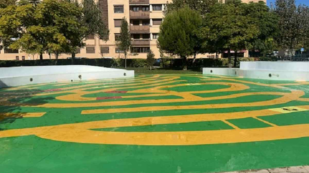 Laberinto del nuevo espacio lúdico del Parque 8M de Rivas inspirado en la corteza de un árbol.