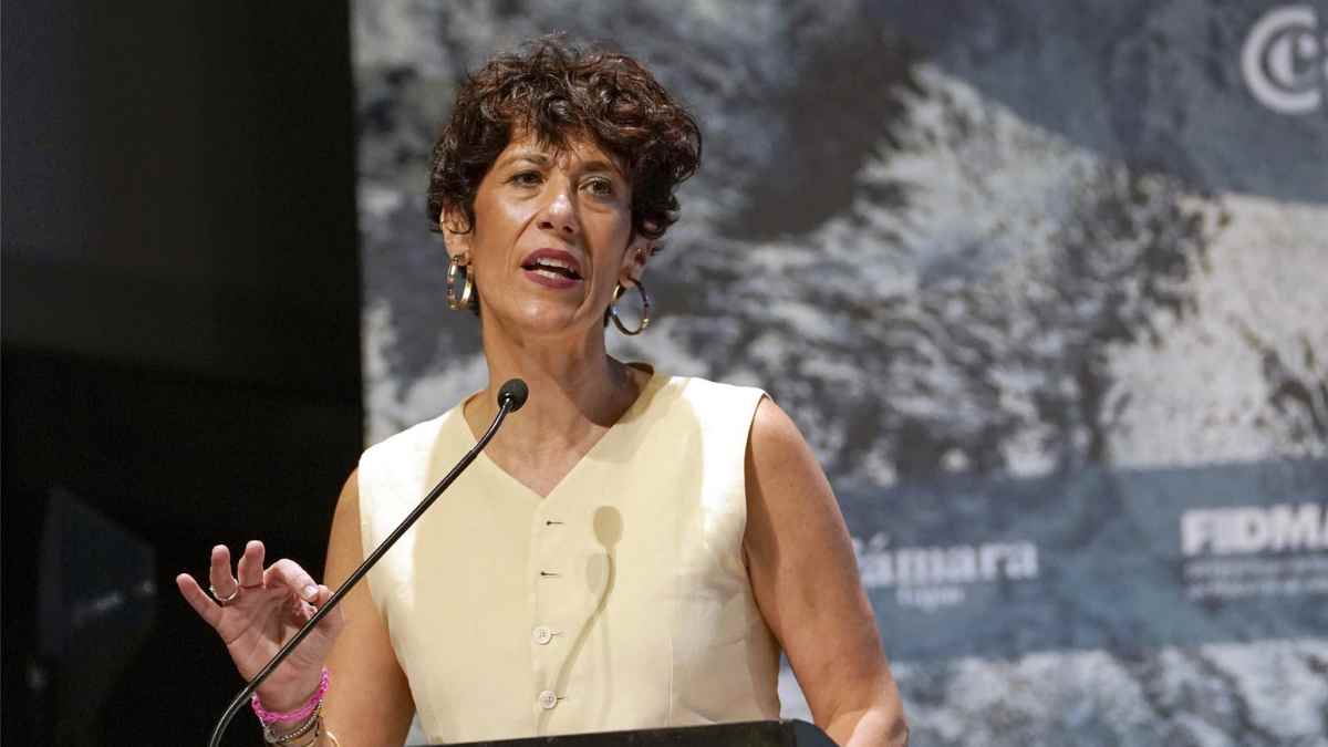 Representante interviniendo en acto sobre pensiones y previsiones de la Seguridad Social.