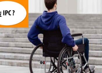 persona en silla de ruedas frente a unas escaleras representa la subida del IPC y las pensiones por incapacidad permanente en 2026.