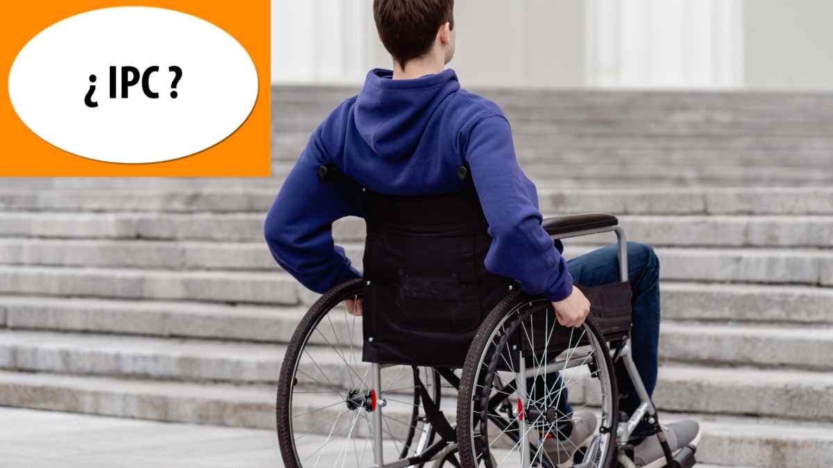 persona en silla de ruedas frente a unas escaleras representa la subida del IPC y las pensiones por incapacidad permanente en 2026.