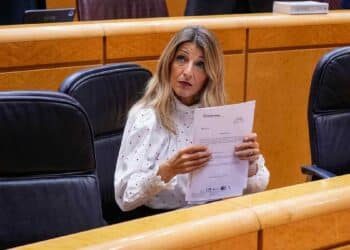 Yolanda Díaz revisando documentos en el Congreso.