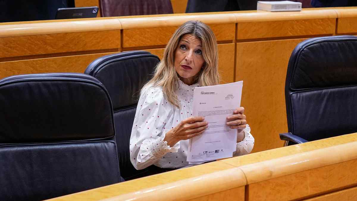 Yolanda Díaz revisando documentos en el Congreso.