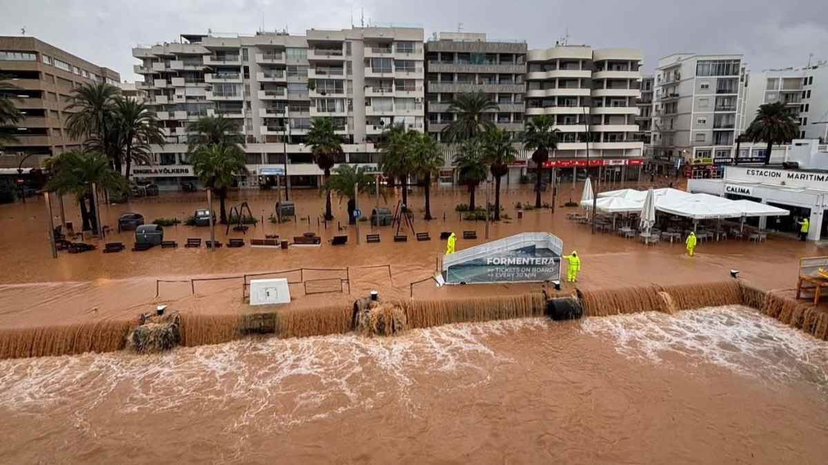 Inundaciones en zona urbana por fuertes lluvias con operarios trabajando y permiso retribuido laboral.