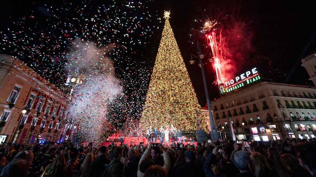 Árbol de Navidad iluminado en la Puerta del Sol durante las fiestas de Navidad 2025 en Madrid.