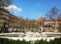 Plaza de Chamberí en Madrid con fuente y templete durante la remodelación urbana.