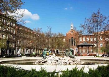 Plaza de Chamberí en Madrid con fuente y templete durante la remodelación urbana.