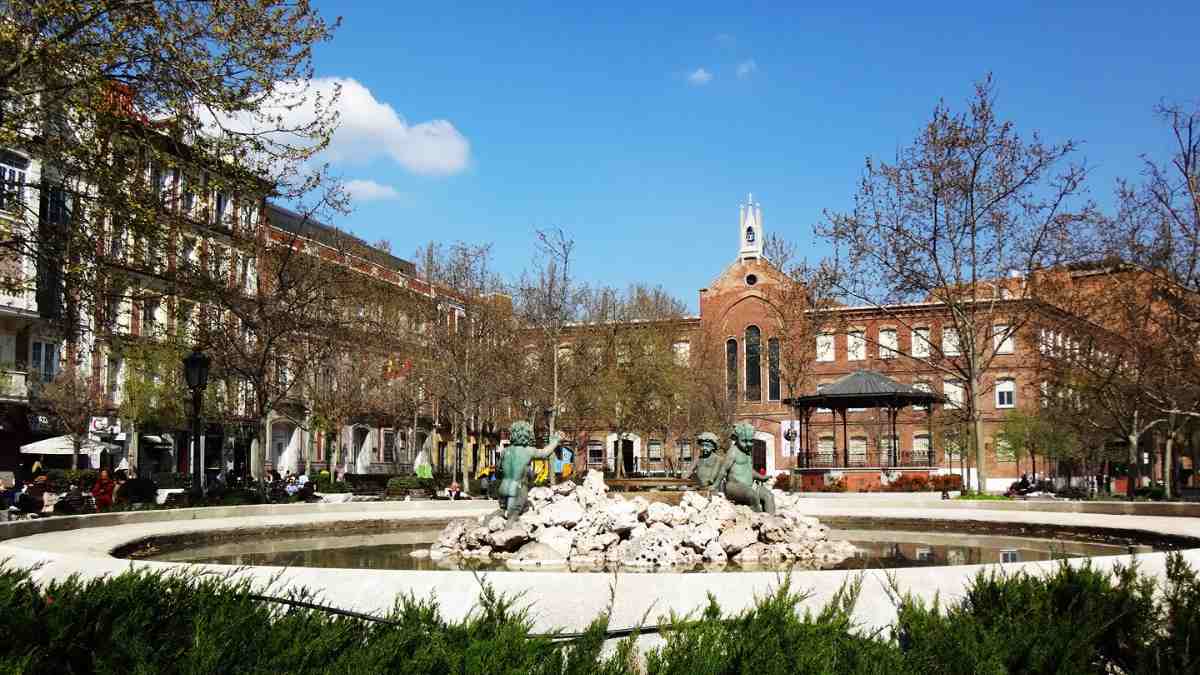 Plaza de Chamberí en Madrid con fuente y templete durante la remodelación urbana.