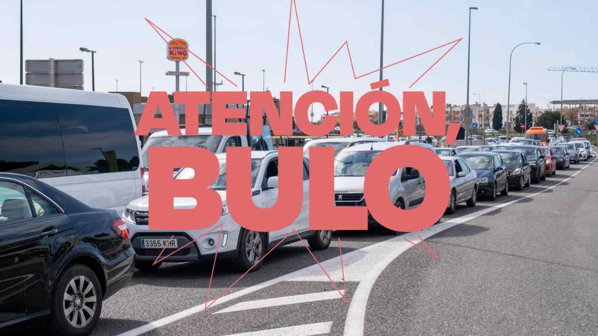 Imagen de tráfico en carretera utilizada para desmentir el bulo sobre la prohibición de tener más de un coche por vivienda en España.