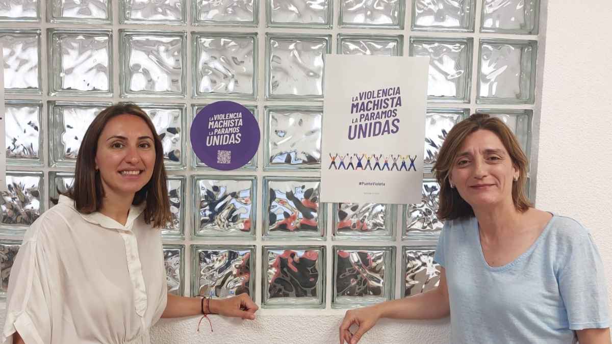 Punto violeta de la Seguridad Social con carteles contra la violencia machista.
