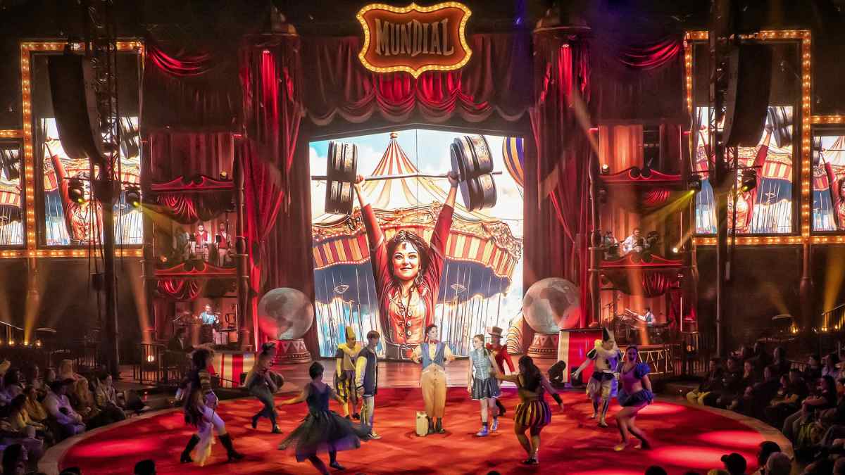 Espectáculo de circo navideño en Madrid con artistas en el escenario.