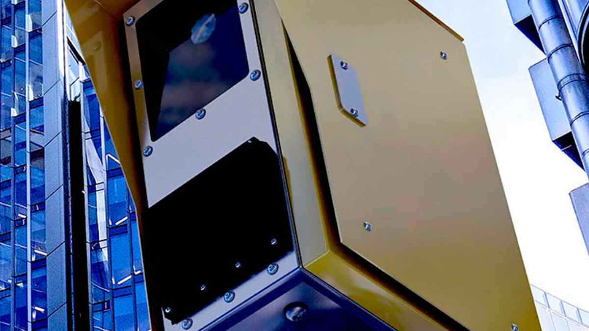 Radar de la DGT equipado con Inteligencia Artificial para controlar la distancia de seguridad.