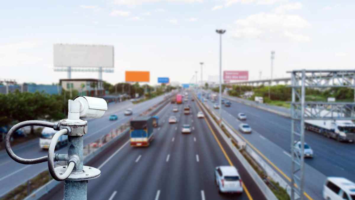 Cámara de vigilancia controlando el tráfico en una autopista de varios carriles.
