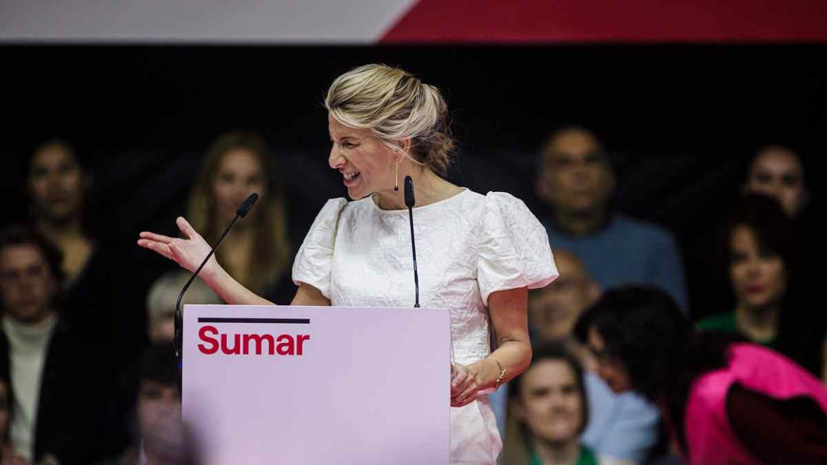 Intervención de una portavoz de Sumar durante un acto donde se presenta la renta juvenil de 550 euros.