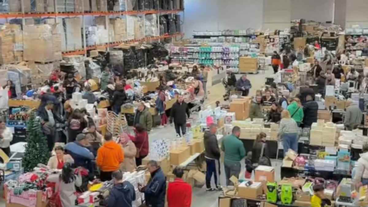 Clientes comprando en el nuevo outlet XXL de Getafe con ofertas en ropa, tecnología y electrodomésticos.