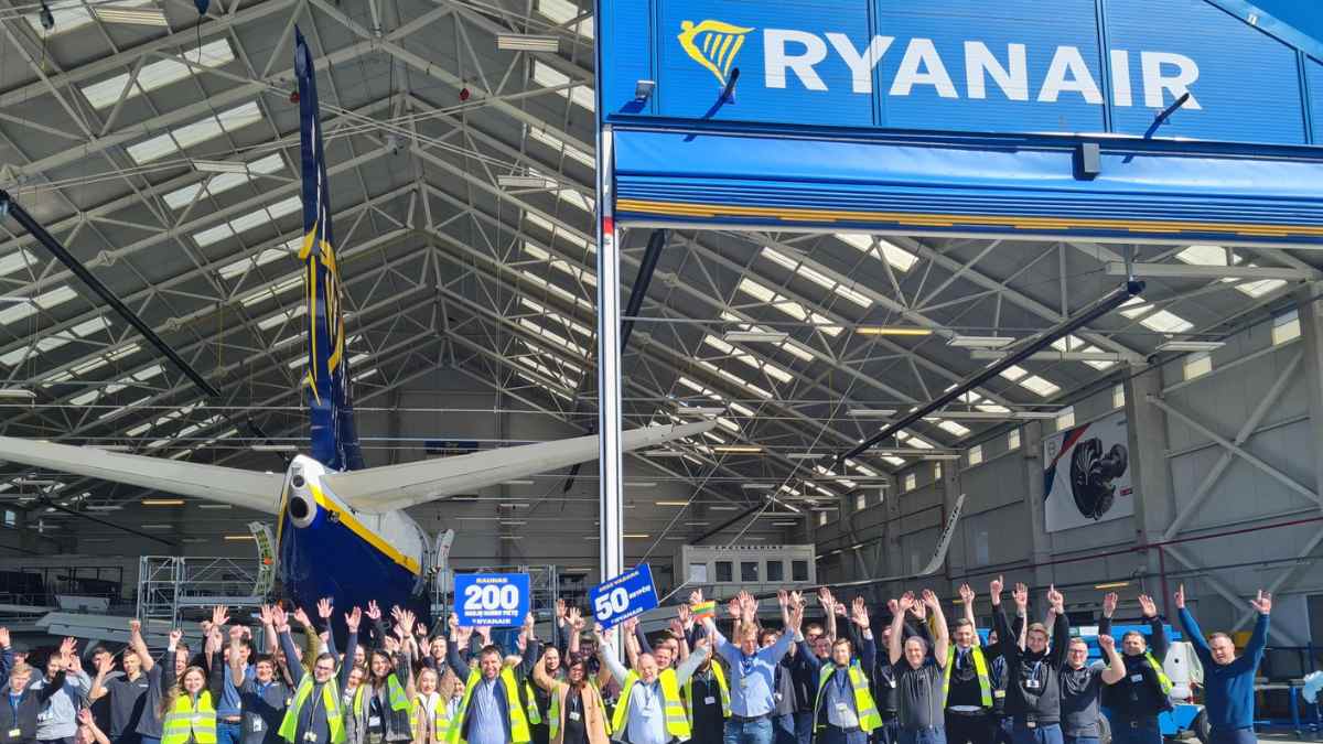 ryanair centro de entrenamiento en madrid con empleados frente al hangar.