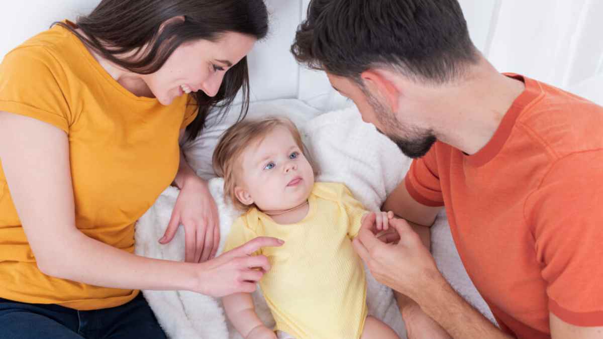 Padres con su bebé en casa representando las nuevas dos semanas extra de baja por nacimiento.