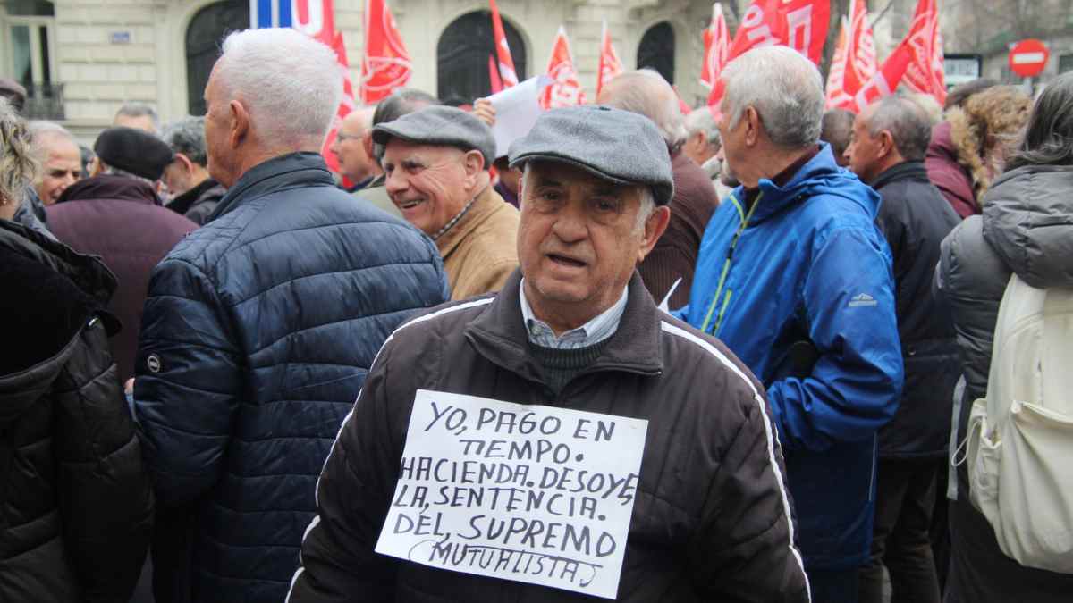 Anciano mutualista protestando frente al supremo.