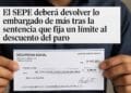 Persona sostiene un cheque del SEPE tras la sentencia que limita los embargos del paro.