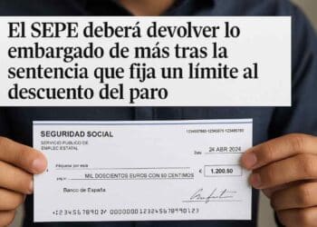 Persona sostiene un cheque del SEPE tras la sentencia que limita los embargos del paro.