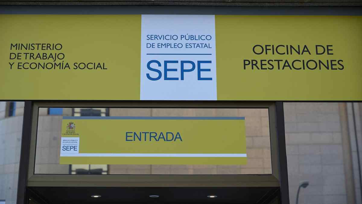 Entrada de una oficina del SEPE donde se gestionan prestaciones y subsidios.