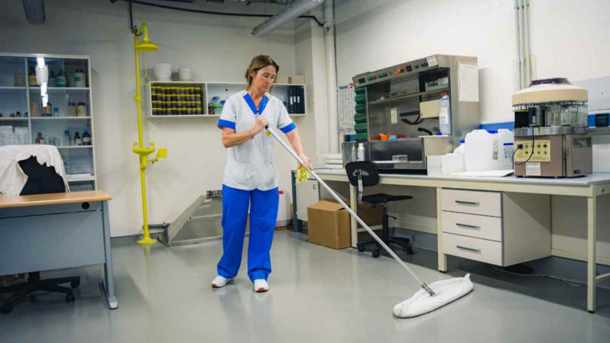 Trabajadora de limpieza realizando tareas en un centro de trabajo.