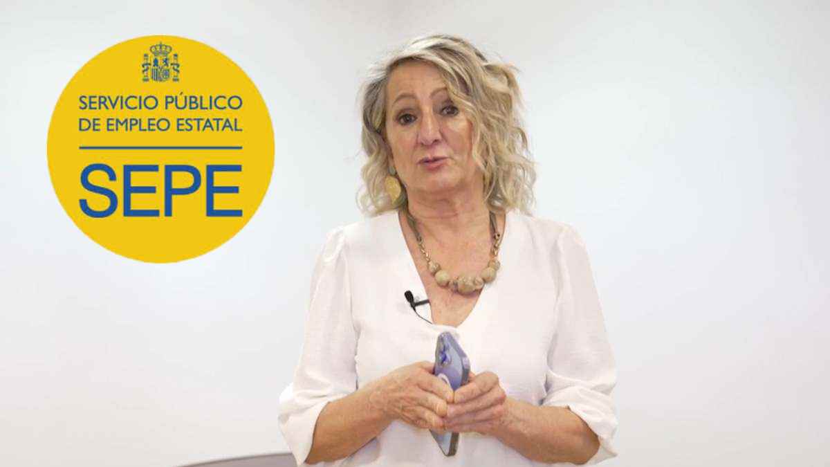 Trabajadora del SEPE explicando requisitos del subsidio a media jornada.