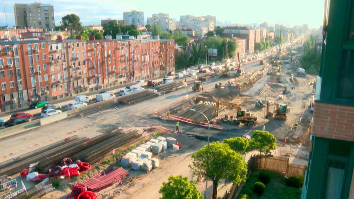 Obras de soterramiento de la A-5 en Madrid con maquinaria y movimiento de tierras en plena ejecución.