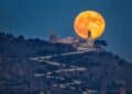 Superluna del Castor 2025 iluminando el cielo de Madrid al atardecer.