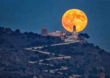 Superluna del Castor 2025 iluminando el cielo de Madrid al atardecer.