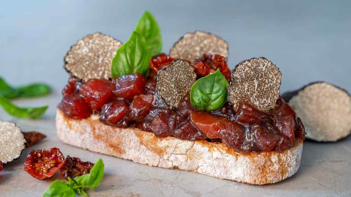Tosta de atún rojo con trufa y albahaca del restaurante El Campero.