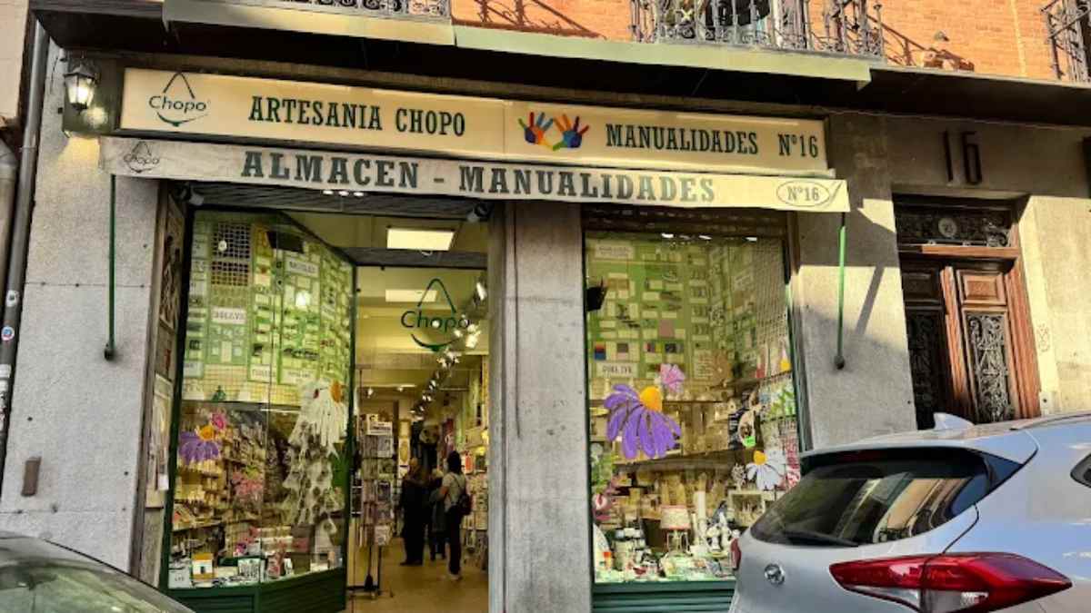 Tienda de manualidades Artesanía Chopo en Madrid vista desde el exterior.