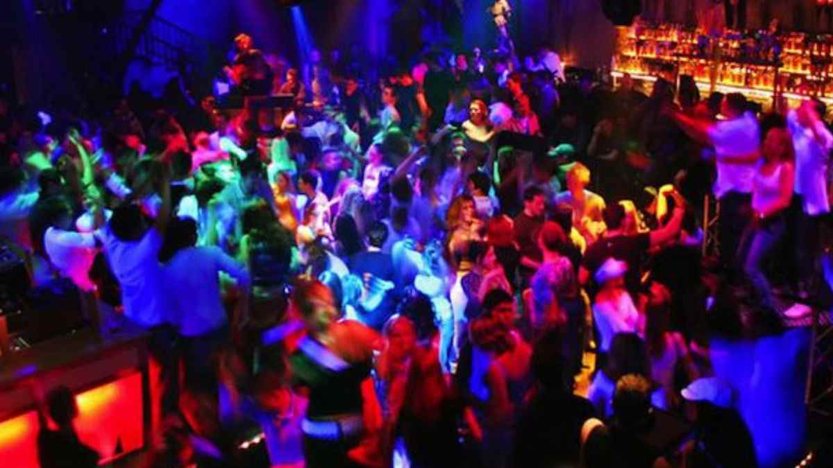 Ambiente de discoteca llena en la reapertura de Barco Sound House en Malasaña.