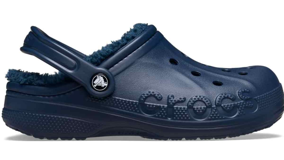 zuecos crocs forrados azul marino para casa y recados.