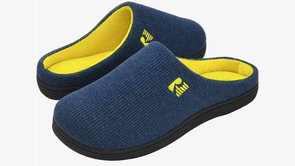 Zapatillas de casa con suela viscoelástica RockDove azul y amarilla más vendidas en Amazon con 177000 valoraciones.