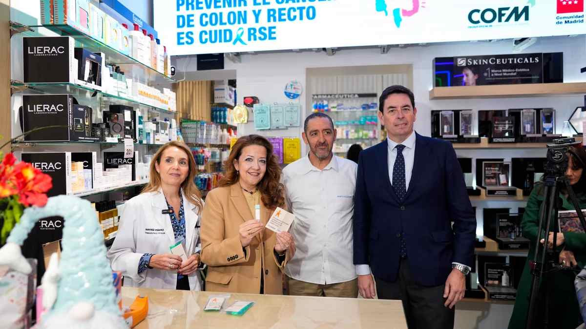 Entrega del kit gratuito para el cribado de cáncer de colon en una farmacia de Madrid.