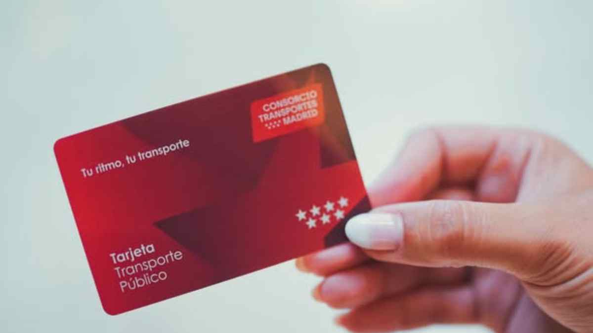 Tarjeta roja del Abono Transporte de la Comunidad de Madrid que deja de funcionar al pasar al formato digital.