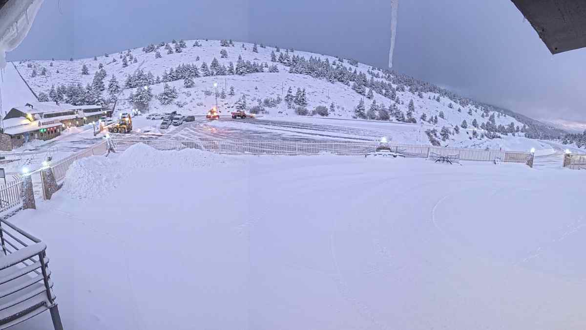 Estación de montaña en la Sierra de Madrid cubierta por nieve tras las últimas nevadas.