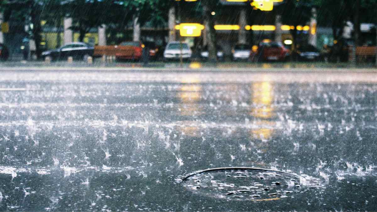 Lluvia intensa sobre una calle urbana durante un episodio de precipitaciones fuertes en Madrid.