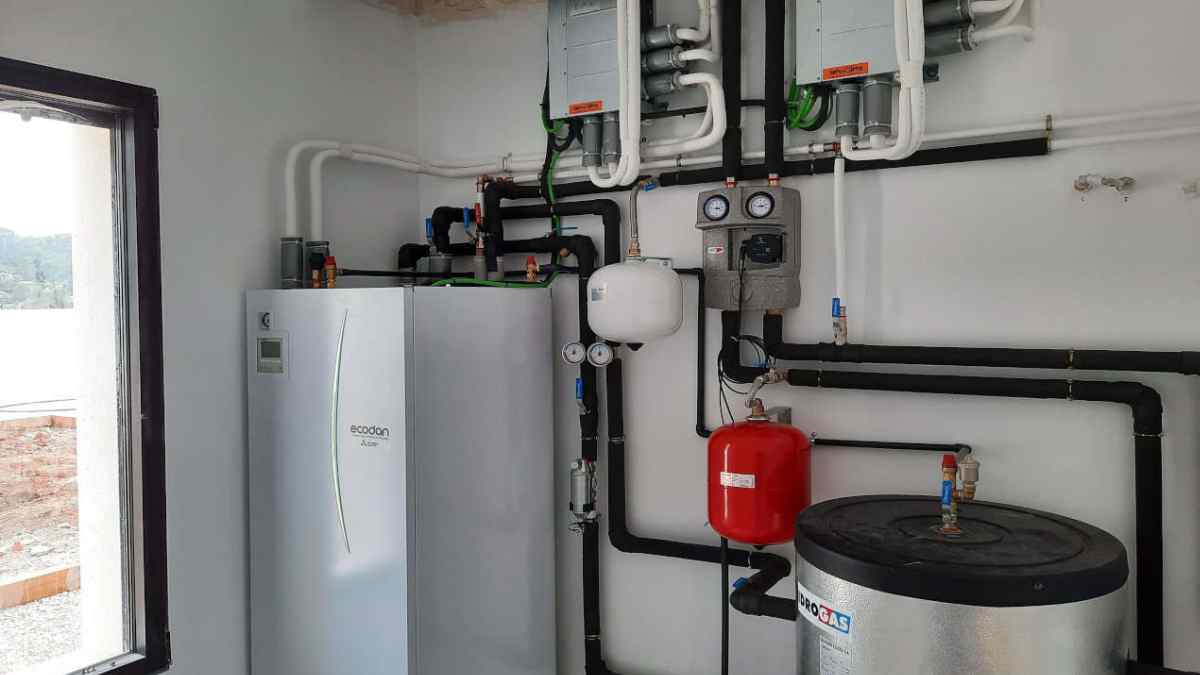 Sistema de aerotermia instalado en una vivienda con bomba de calor y depósito de ACS en Madrid.