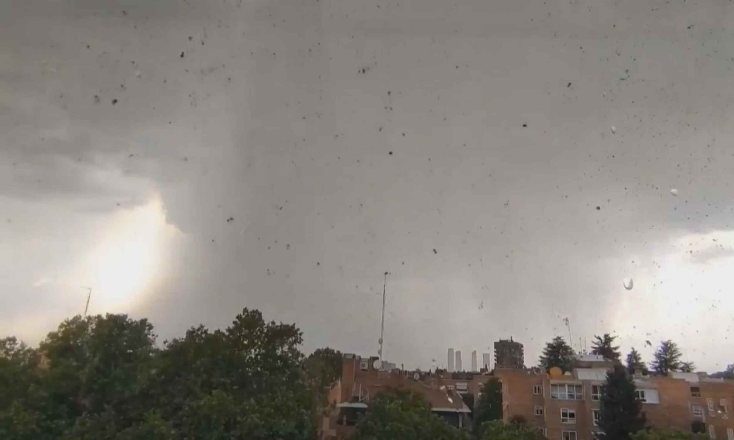Tormenta sobre Madrid con cielo cubierto y ambiente inestable durante la alerta de la AEMET.