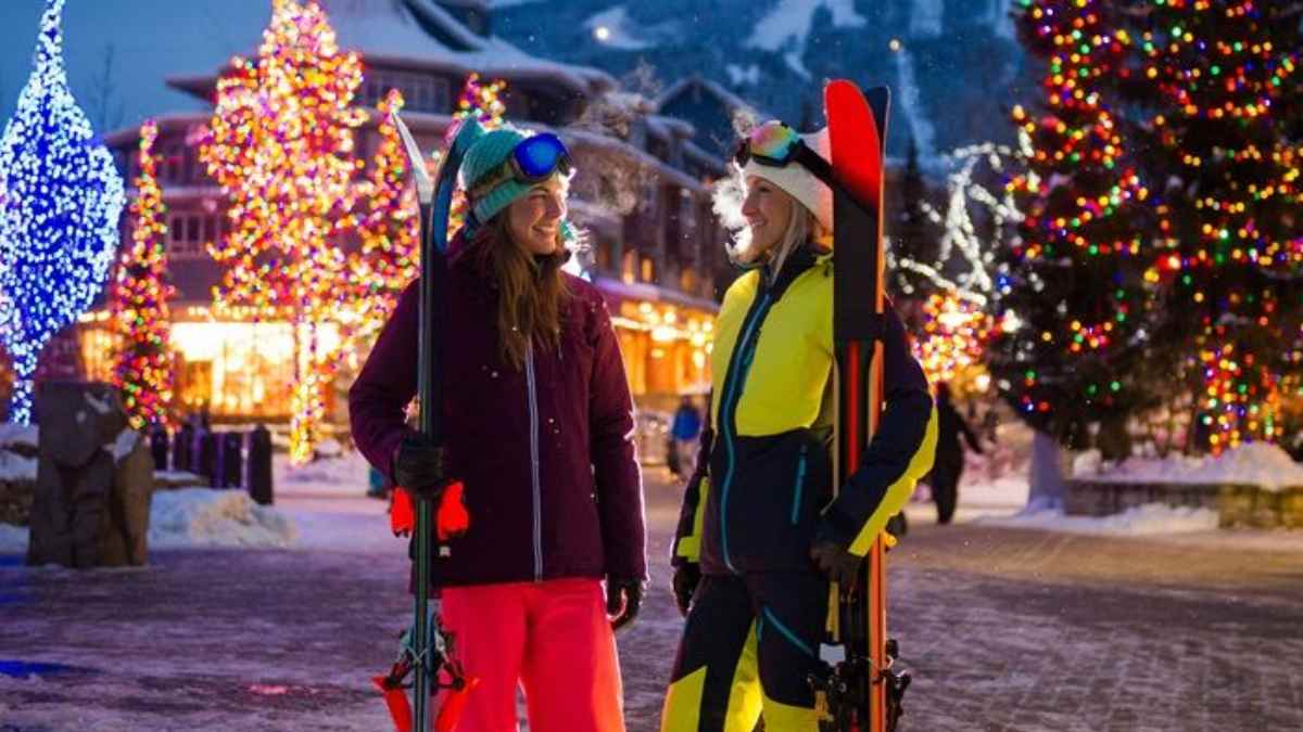 Personas disfrutando de vacaciones navideñas en un destino de esquí con decoración de Navidad.