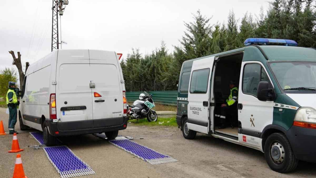 Control de la Guardia Civil hacia las furgonetas.