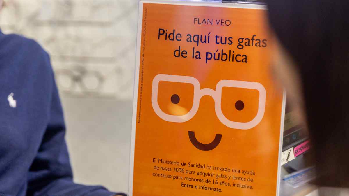 Cartel del Plan Veo con la ayuda universal para gafas y lentillas de menores de hasta 16 años.