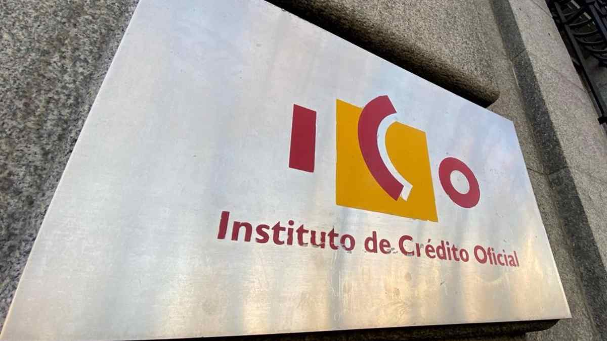 Placa del Instituto de Crédito Oficial que ofrece financiación para autónomos.