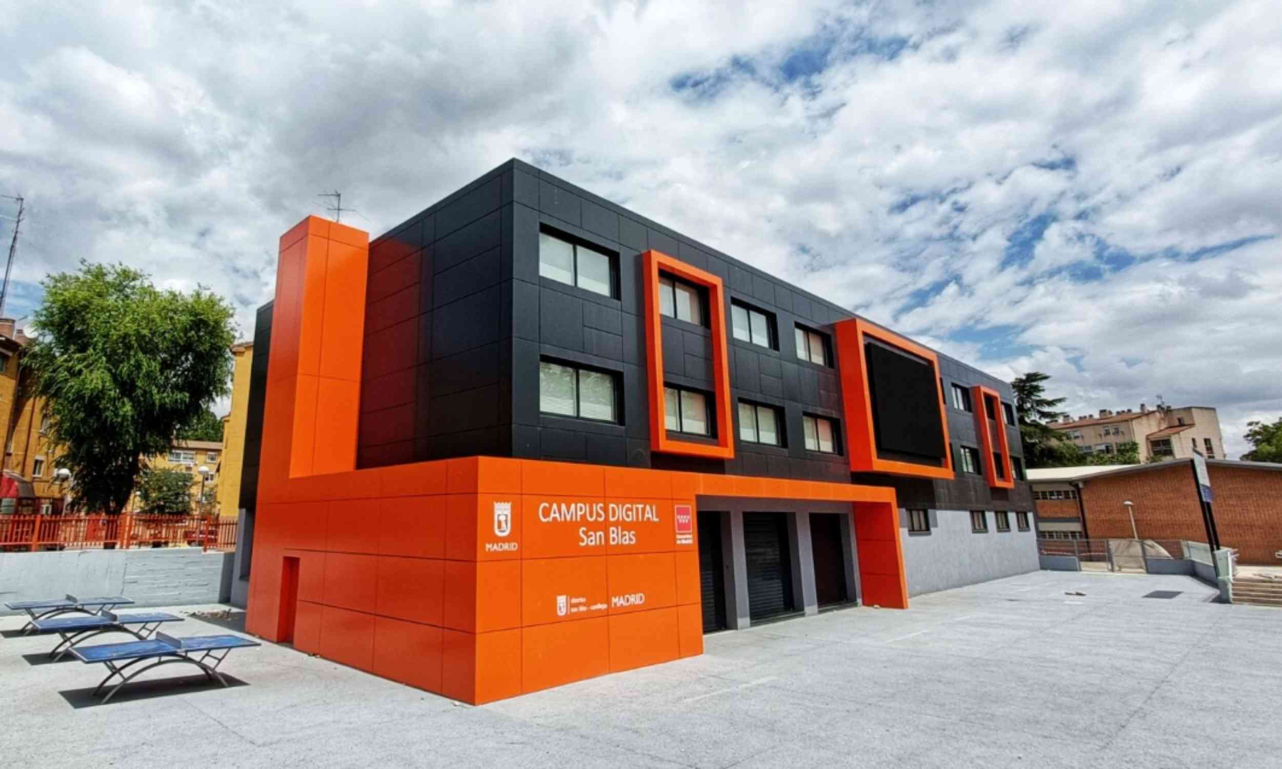 Edificio del Campus Digital de San Blas donde se ubicará la nueva Escuela Municipal de Talento Digital de Madrid.