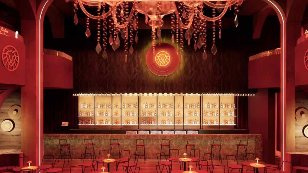 Interior del Babylon Club Madrid en los antiguos Cines Bogart, con escenario, barra iluminada y mesas para conciertos.