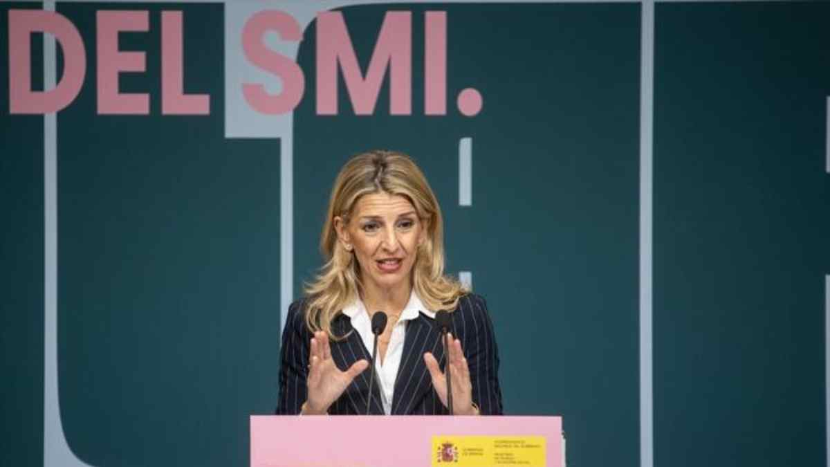 Representante del Ministerio de Trabajo explicando la prórroga del SMI de 2025 y la negociación para 2026.