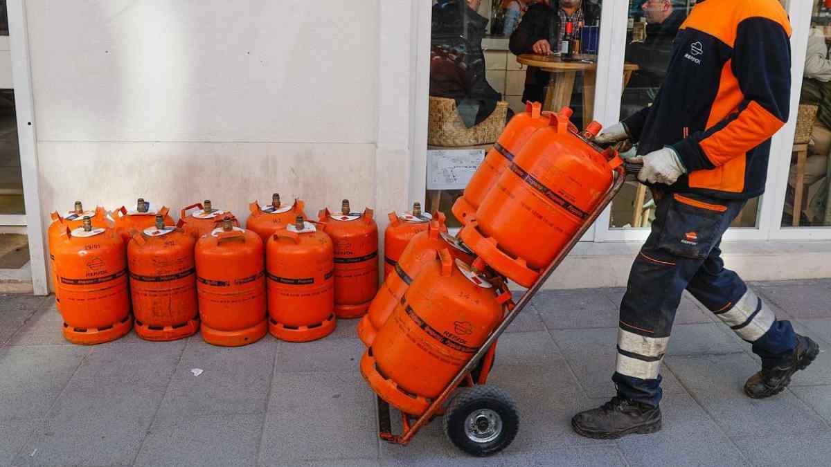 Repartidor transportando bombonas de butano tras la rebaja del precio confirmada por el BOE.